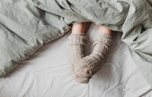 آیا خوابیدن با جوراب برای شما مفید است؟