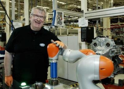 رباتی که به کمک کارگران خودروسازی فورد آمده است
