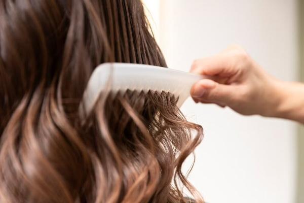 15 نکته طلایی برای گره نخوردن مو ها، روش درست برس کشیدن و شامپو زدن مو ها